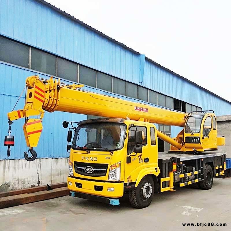 廠家促銷工程建筑機械汽車起重機 16噸汽車單梁吊車價格 可上牌照的汽車自制凱馬底盤吊車起重機廠家