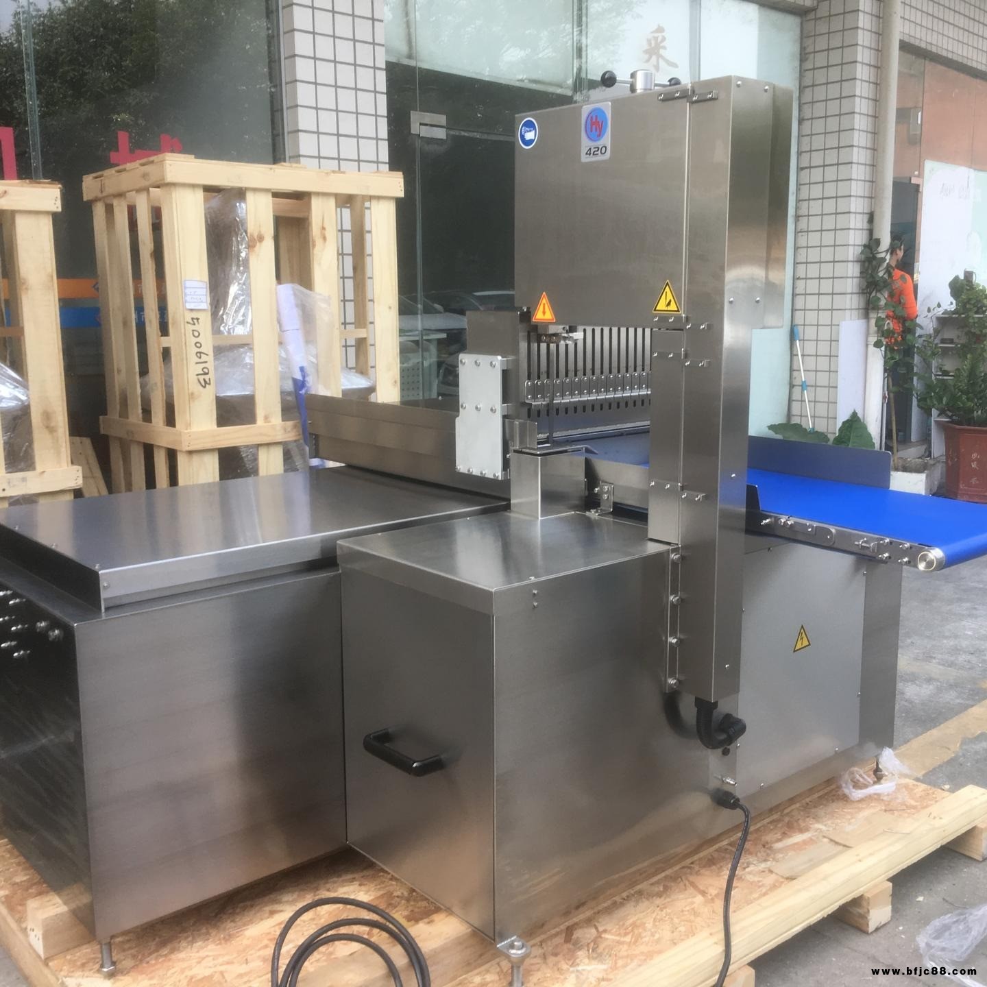 HY-420A自動化排骨切塊機(jī) 龍骨豬腳切粒機(jī) 臺灣品牌進(jìn)口鋸骨機(jī)型