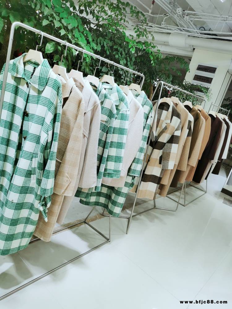 品牌折扣女裝當季高端貨品廠家貨源女冬職業款羊絨大衣品牌折扣女裝店貨源庫存尾貨走份批發