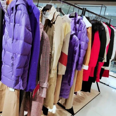沒想到品牌折扣女裝羽絨服貨源冬款工裝貉子毛領系列竟然是高端品牌折扣女裝尾貨批發走份