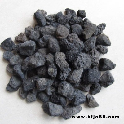 火山巖景觀石具有顆粒飽滿(mǎn)，空隙發(fā)達(dá)，強(qiáng)度高等