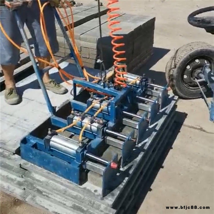 沂南德永空心磚夾磚機價格 路沿石碼磚機路沿石裝車機